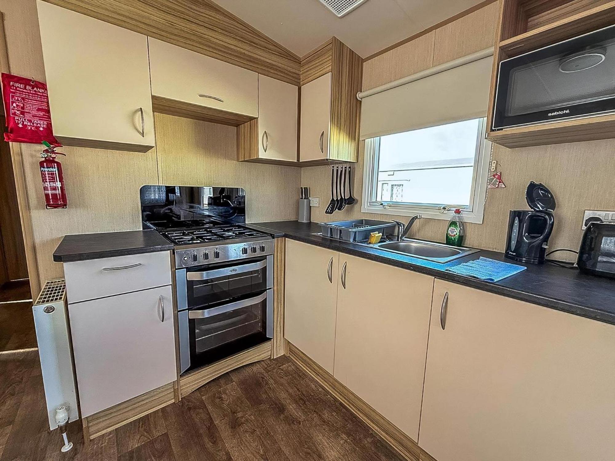Great 8 Berth Caravan In Norfolk Near To Great Yarmouth Ref 20178Bs Hopton on Sea Екстериор снимка
